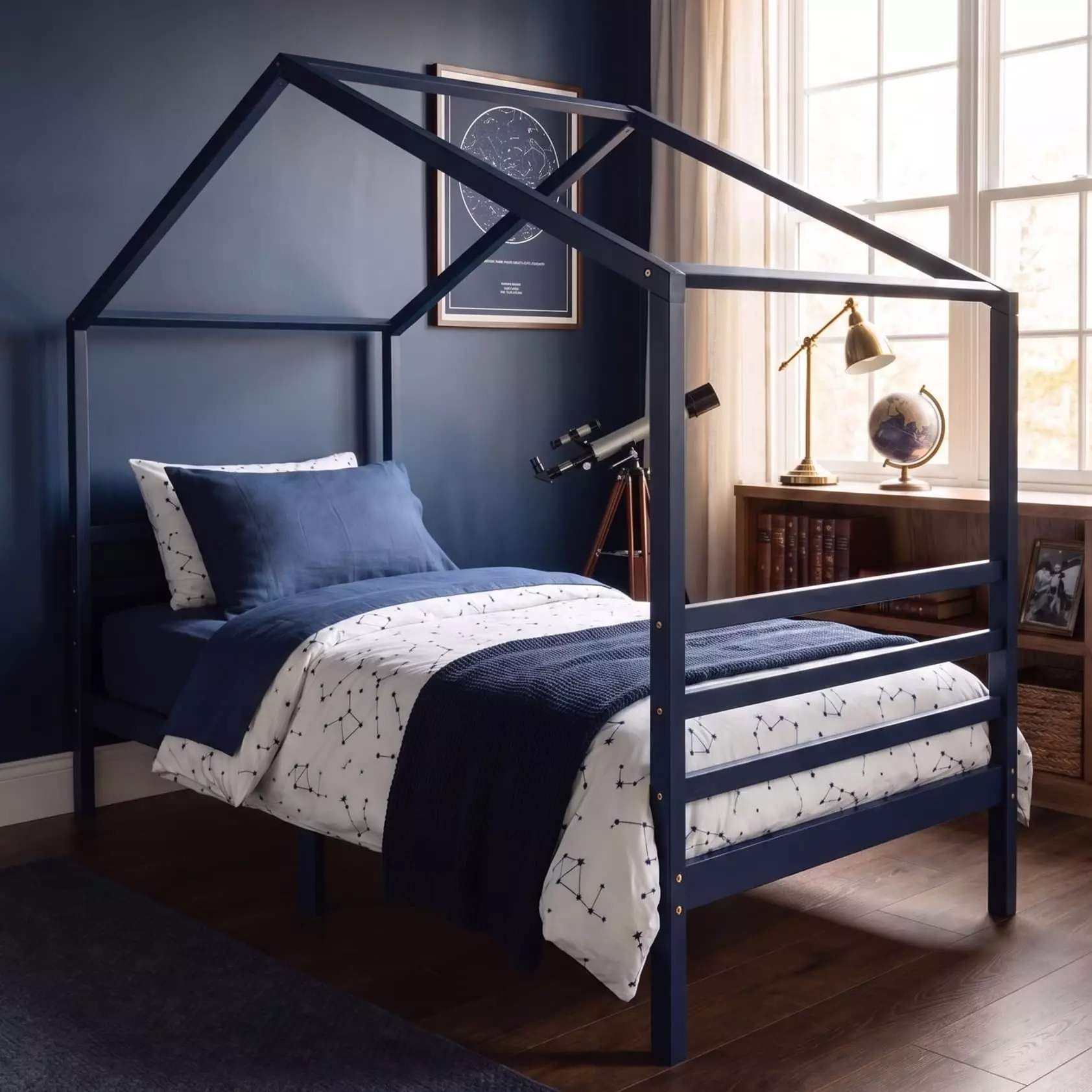 Blaues Jugendbett 90x200 in Nachtblau im Jugendzimmer mit Sternenkarte, Teleskop und Globus vor dunkelblauer Wand